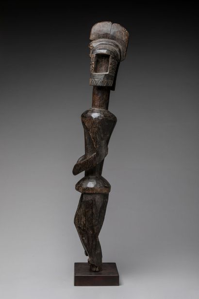 MUMUYE, Nigéria.
Bois dur, patine brun-foncé.
Grande...