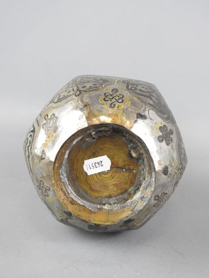 EGYPTE : Vase côtelé en bronze argenté. Vers...