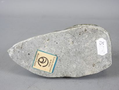 ART INUIT : Homme tenant un poisson. Sculpture...
