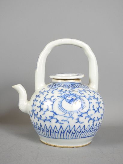 CHINE : Deux théières et un pot cylindrique...