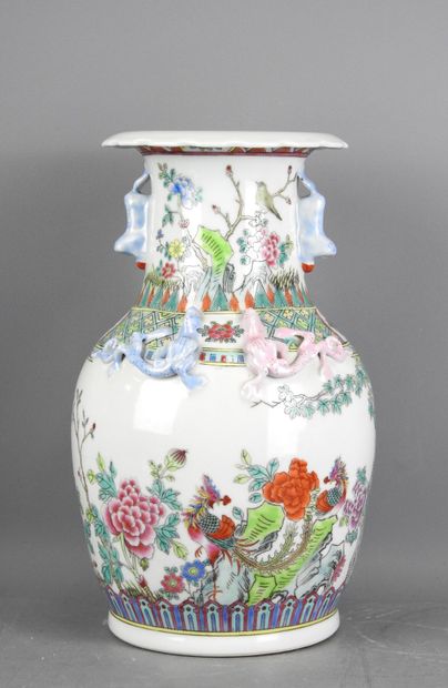 CHINE : Vase balustre en porcelaine à décor...