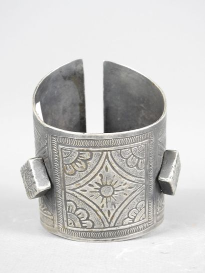 BERBERE : Bracelet en argent ciselé (poinçons)....
