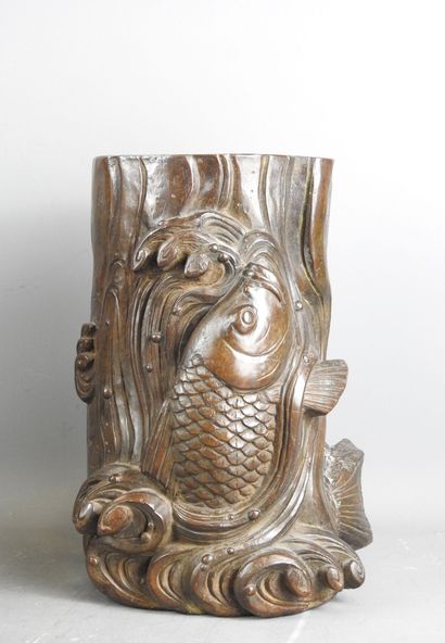 CHINE : Vase en bronze à patine brune à décor...