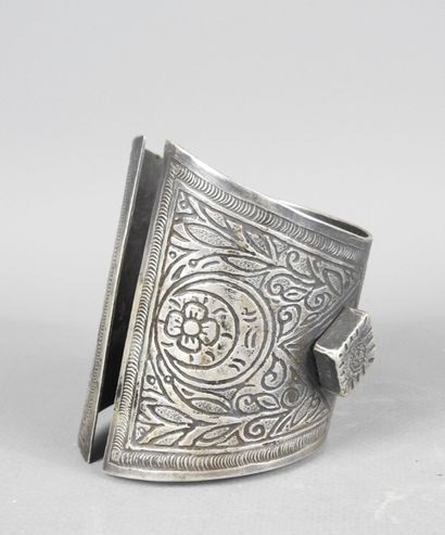BERBERE : Bracelet en argent ciselé (poinçons)....