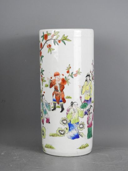 CHINE : Vase rouleau en porcelaine à décor...
