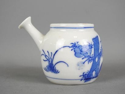 CHINE : Deux théières et un pot cylindrique...