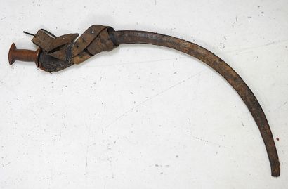 TCHAD. Sabre à lame courbe, poignée de bois...