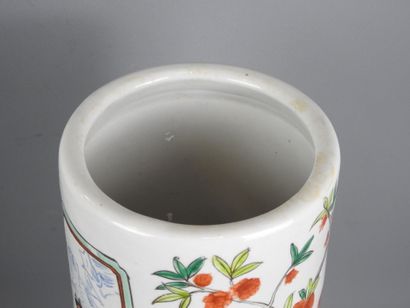 CHINE : Vase rouleau en porcelaine à décor...