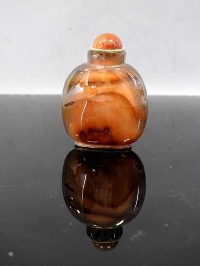 CHINA - Circa 1900
Snuff bottle in veined...