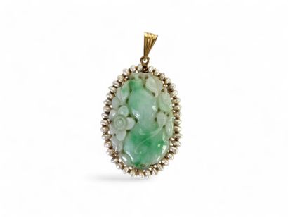 CHINA, 20th century.
Oval pendant centered...