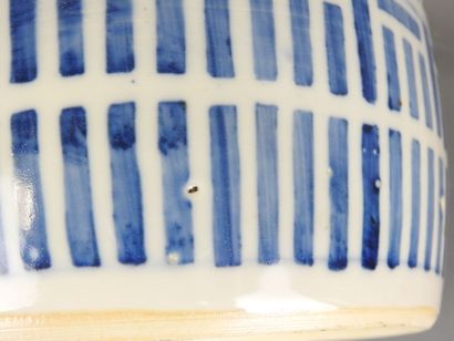 CHINE : Large verseuse en porcelaine à décor...
