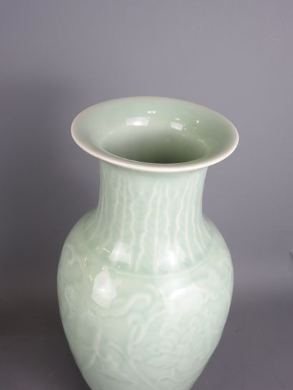 CHINE : Vase balustre en porcelaine céladon...