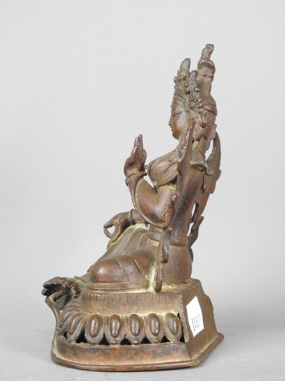 TIBET : Statue de Tara en bronze à patine...