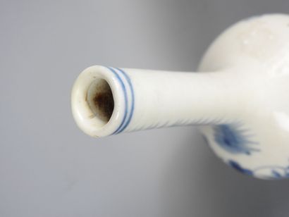 CHINE : Vase de forme double gourde en porcelaine...