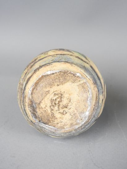 PERSE : Une assiette et un petit vase balustre....