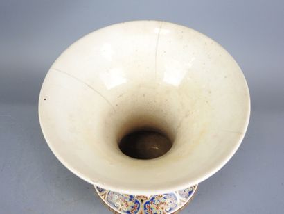 JAPON : Vase en faïence à décor Satsuma....