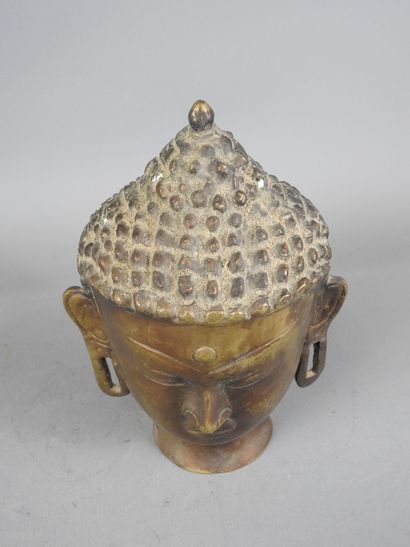 THAILANDE ou LAOS : Tête de Bouddha en bronze...
