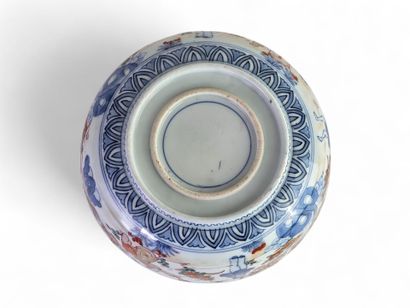 CHINA, late 19th century.
Circular porcelain...