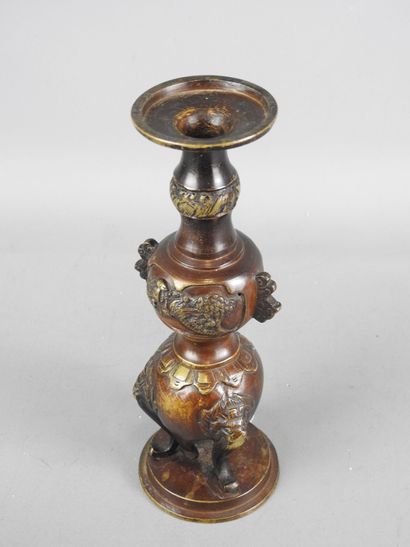 JAPON : Vase tripode en bronze. H. 20 cm...