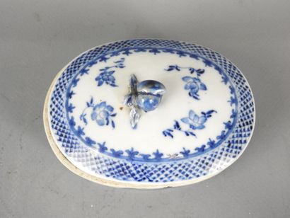 JAPON : Vase au col long étroit, porcelaine...
