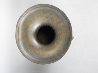 JAPON.
Paire de vases en bronze, les anses...