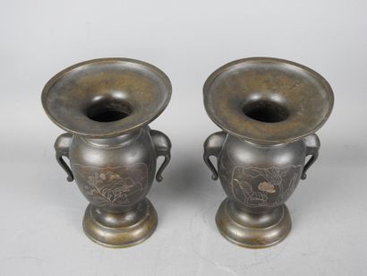 JAPON.
Paire de vases en bronze, les anses...