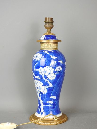 CHINA: Blue-white porcelain covered vase...