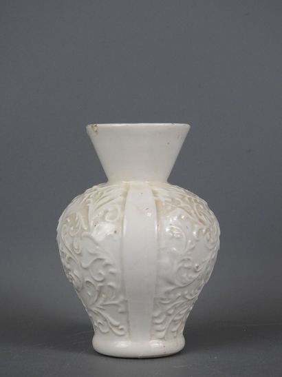 CHINE : Vase en porcelaine émaillée blanche...