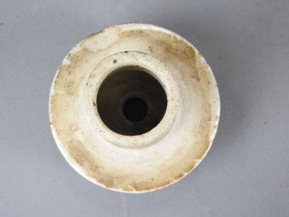 CHINA - Canton: Porcelain cylindrical covered...