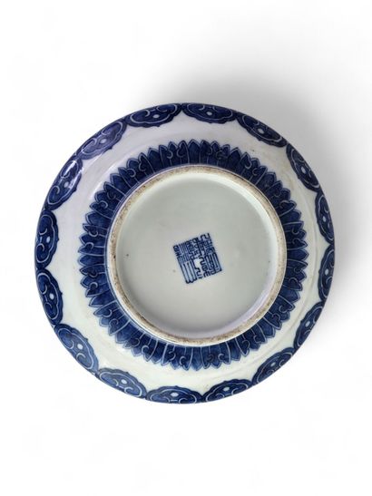 CHINA, 19th century.
Flared circular dish...