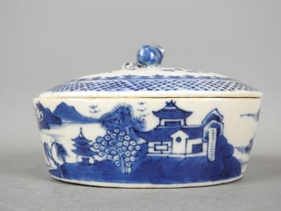 JAPON : Vase au col long étroit, porcelaine...