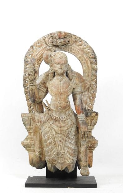 INDE : Bas relief en bois sculpté d'une divinité....