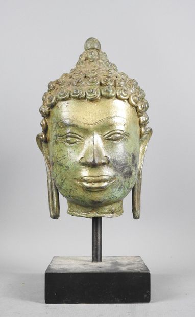 THAILANDE : Tête de bouddha en bronze à patine...