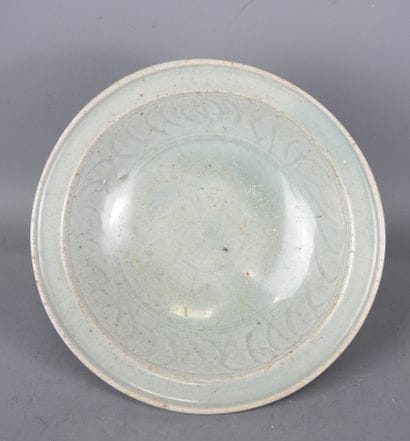 CHINA: Hollow dish in celadon stoneware,...