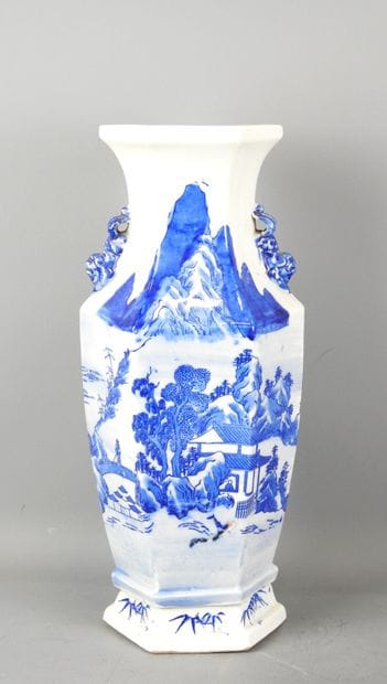CHINE : Vase en porcelaine blanc bleu de...