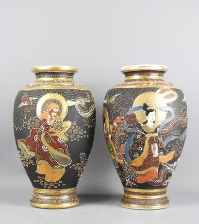 JAPON.
Paire de vases de forme balustre en...