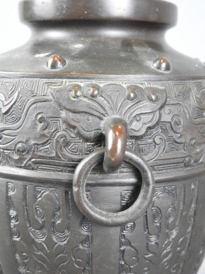 VIETNAM : Vase balustre en bronze à patine...