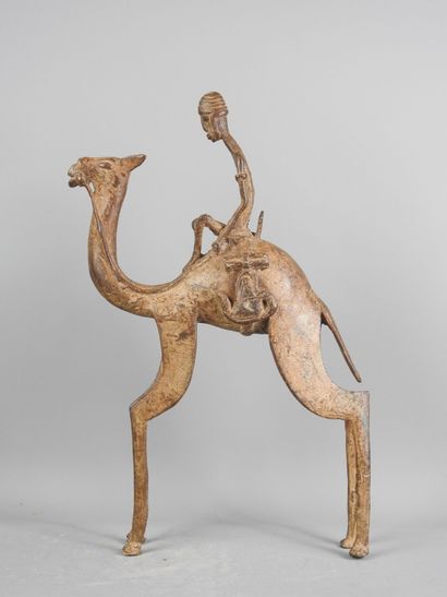MALI : Large rider on his dromedary in bronze....
