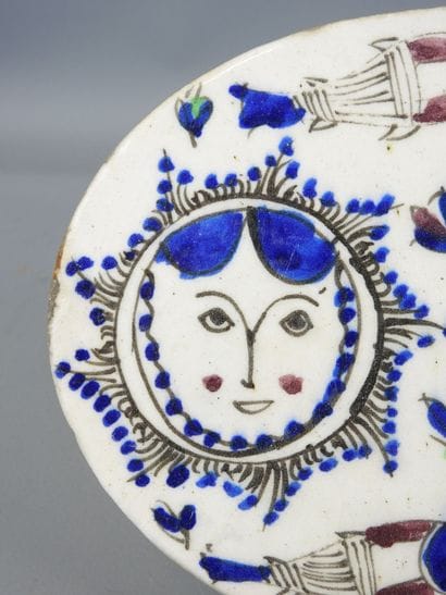 PERSE : Carreau de forme ovale en terre cuite...