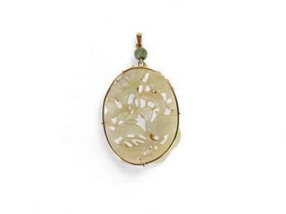 CHINA, 20th century.
Oval pendant centered...
