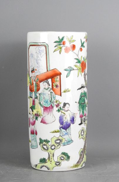 CHINE : Vase rouleau en porcelaine à décor...