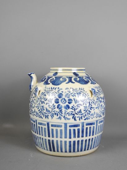 CHINE : Large verseuse en porcelaine à décor...
