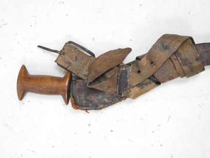 TCHAD. Sabre à lame courbe, poignée de bois...
