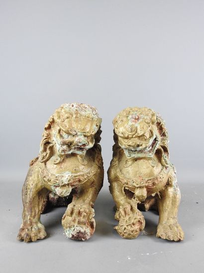 CHINE : Couple de chiens de Fô assis en fonte...