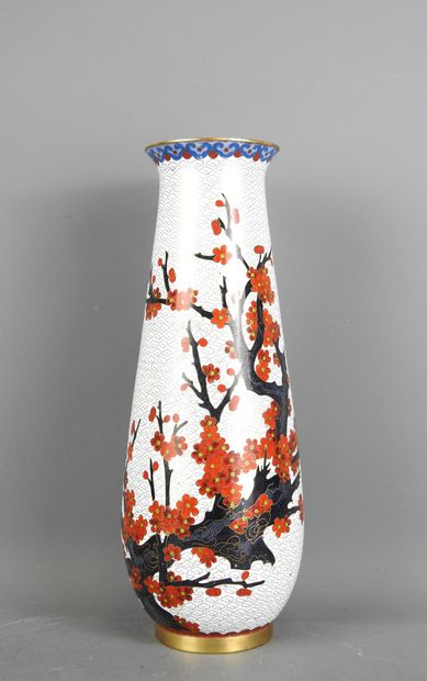 JAPON : Vase en émaux cloisonnés à décor...