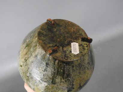 CHINE, époque Han : Vase en terre cuite à...