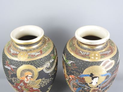 JAPON.
Paire de vases de forme balustre en...