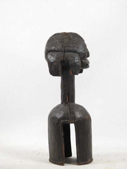 MUMUYE : Masque d'épaule en bois sculpté...