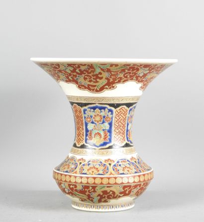 JAPON : Vase en faïence à décor Satsuma....