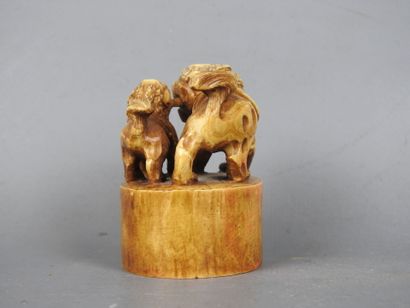 CHINA: Reunion of 5 hard stone seals, one...